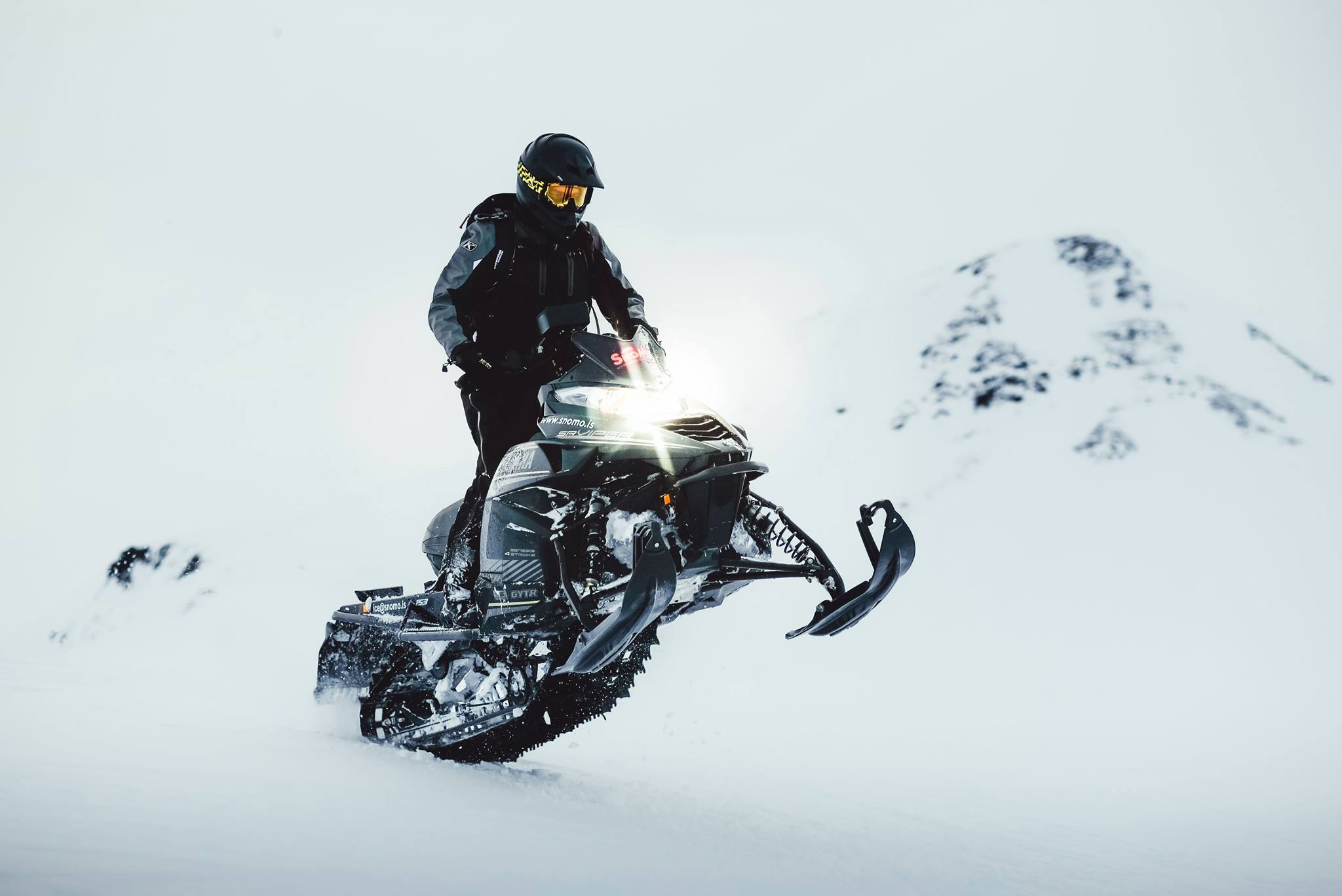 Conduire une motoneige en Islande