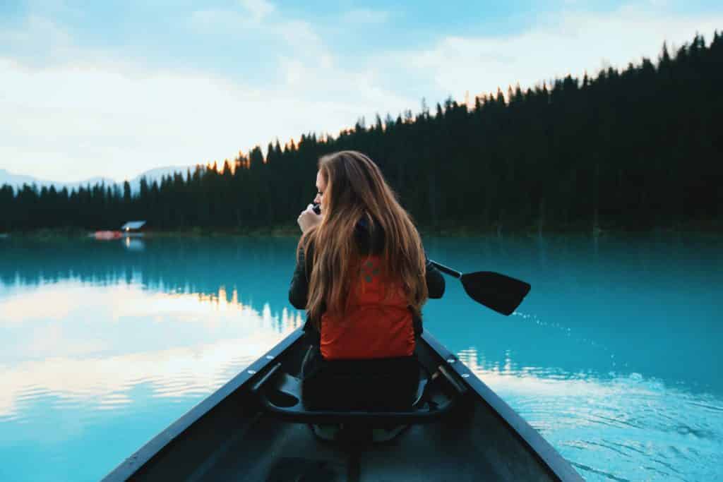 Canoë dans la nature