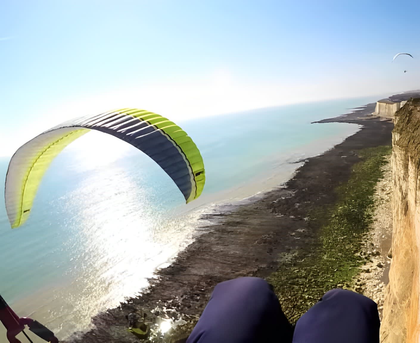 Paragliding in Newhaven Cliffs