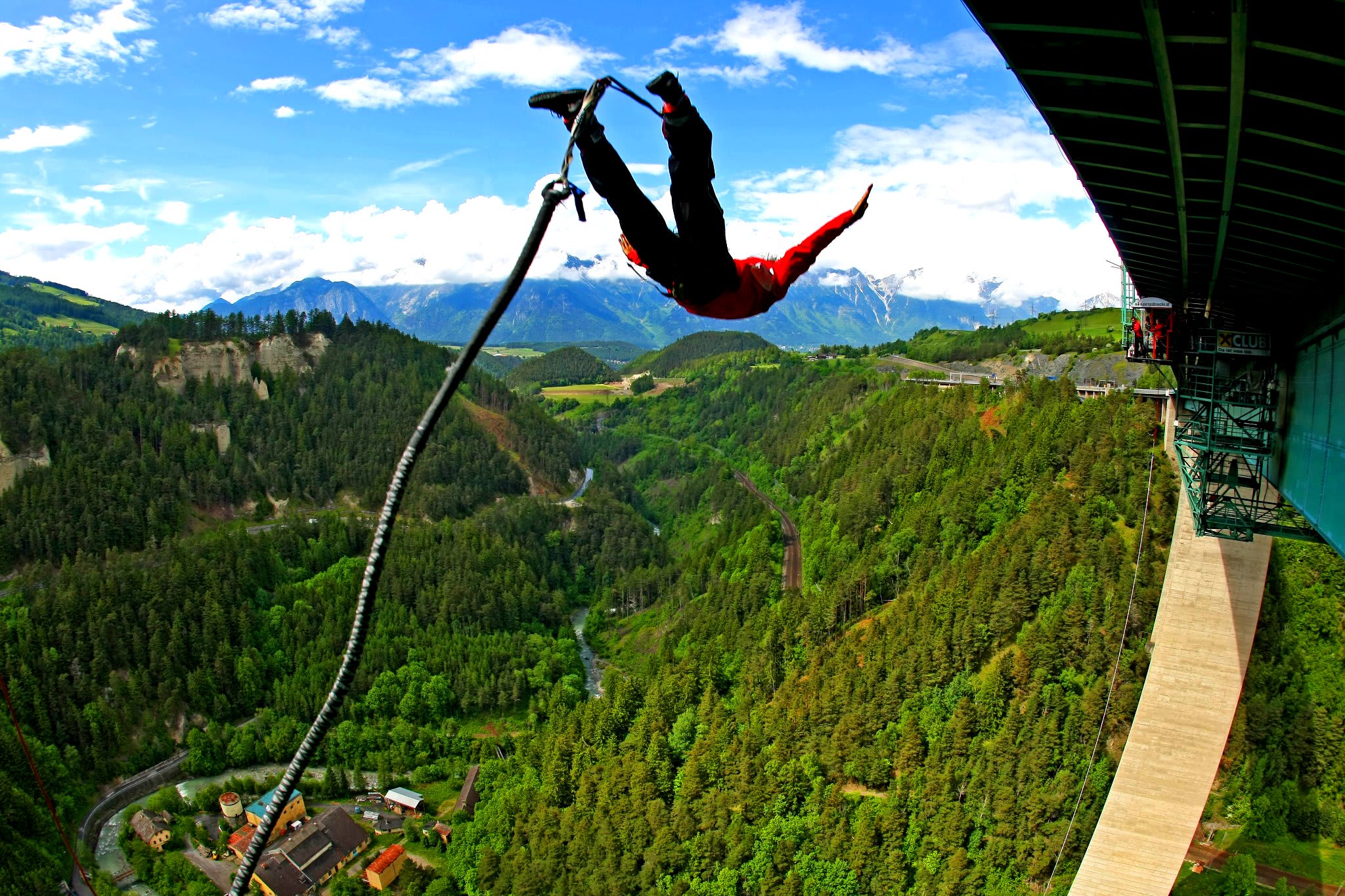 Bungee Jumping von der Europabrücke bei Innsbruck