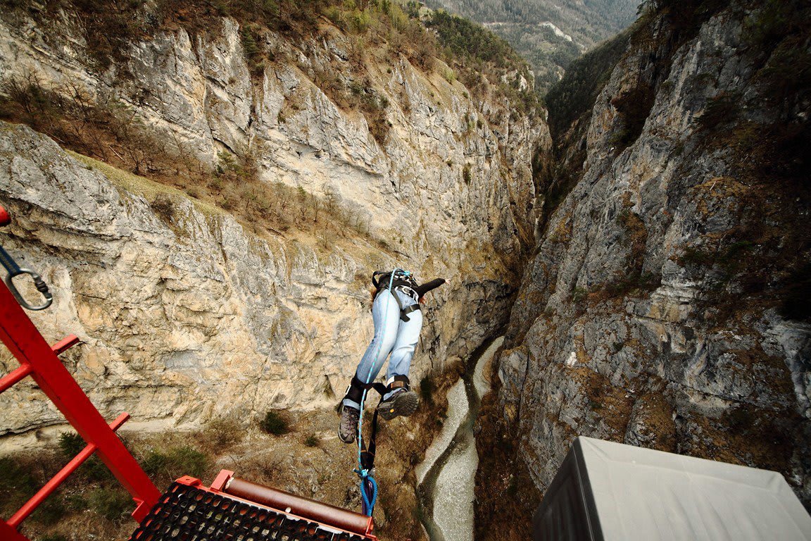 Personne qui saute en élastique du pont Niouc en Suisse