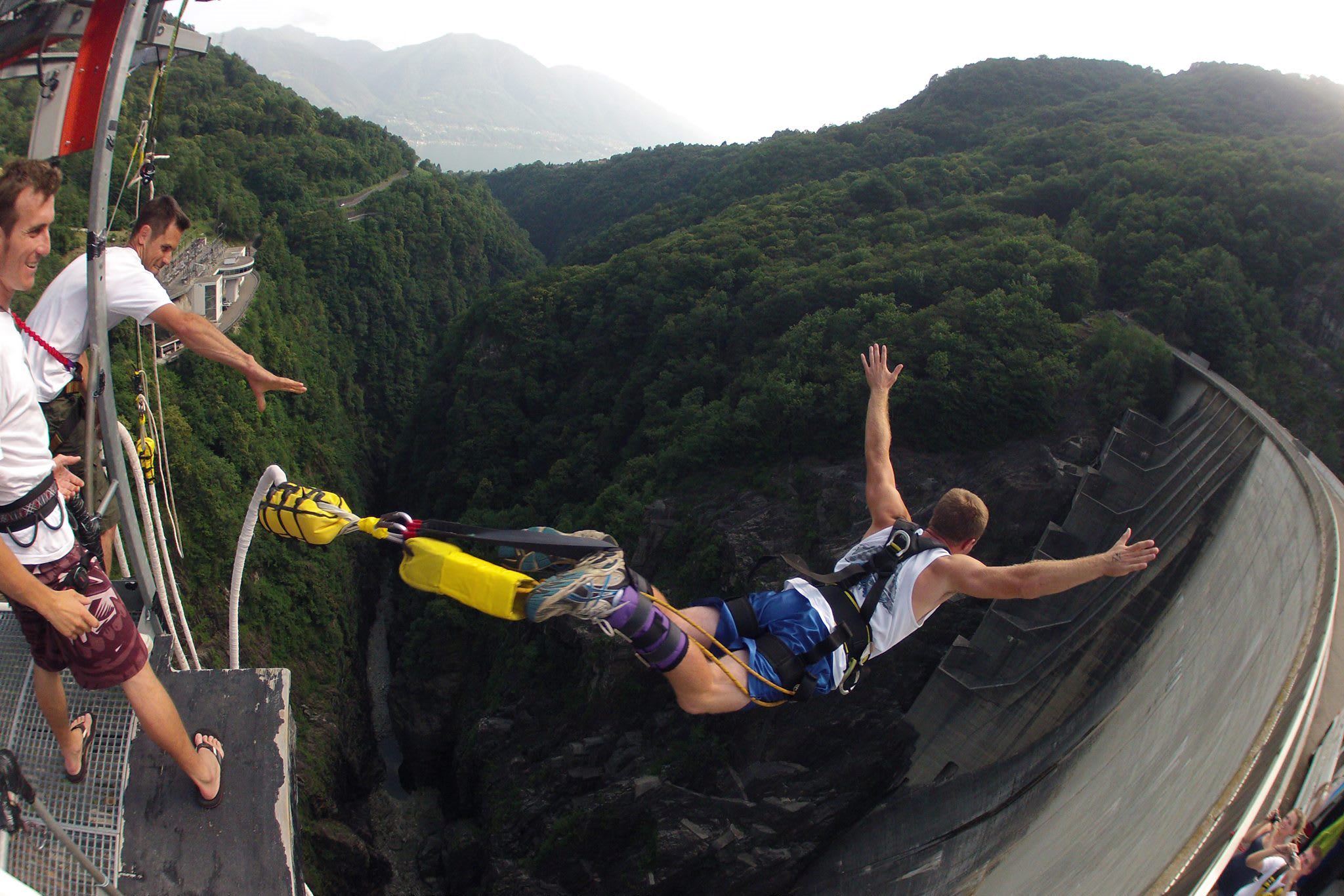 Bungee Jumping wie James Bond von der Contra-Talsperre in der Schweiz