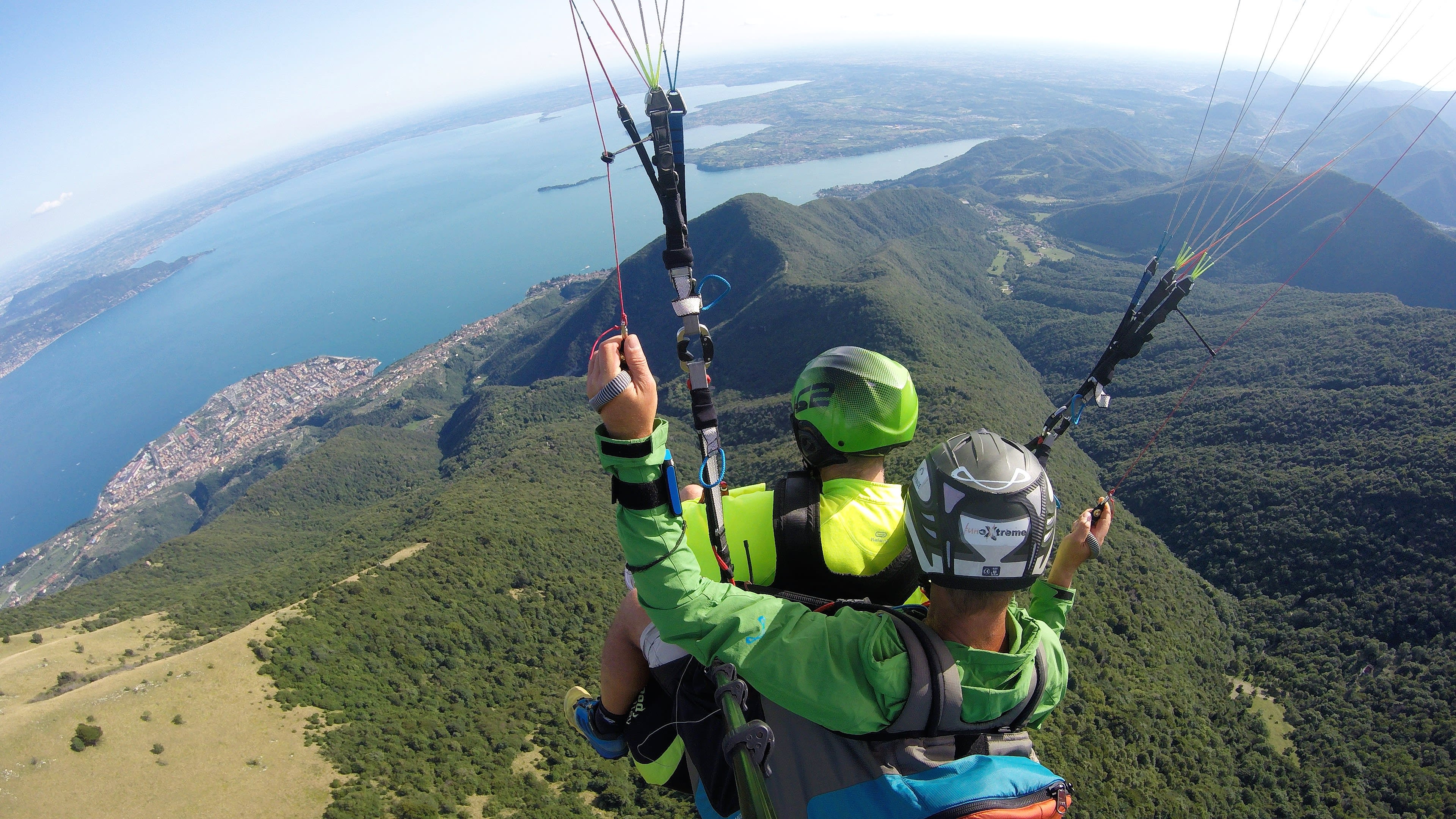 Gleitschirmfliegen am Grada-See, Italien