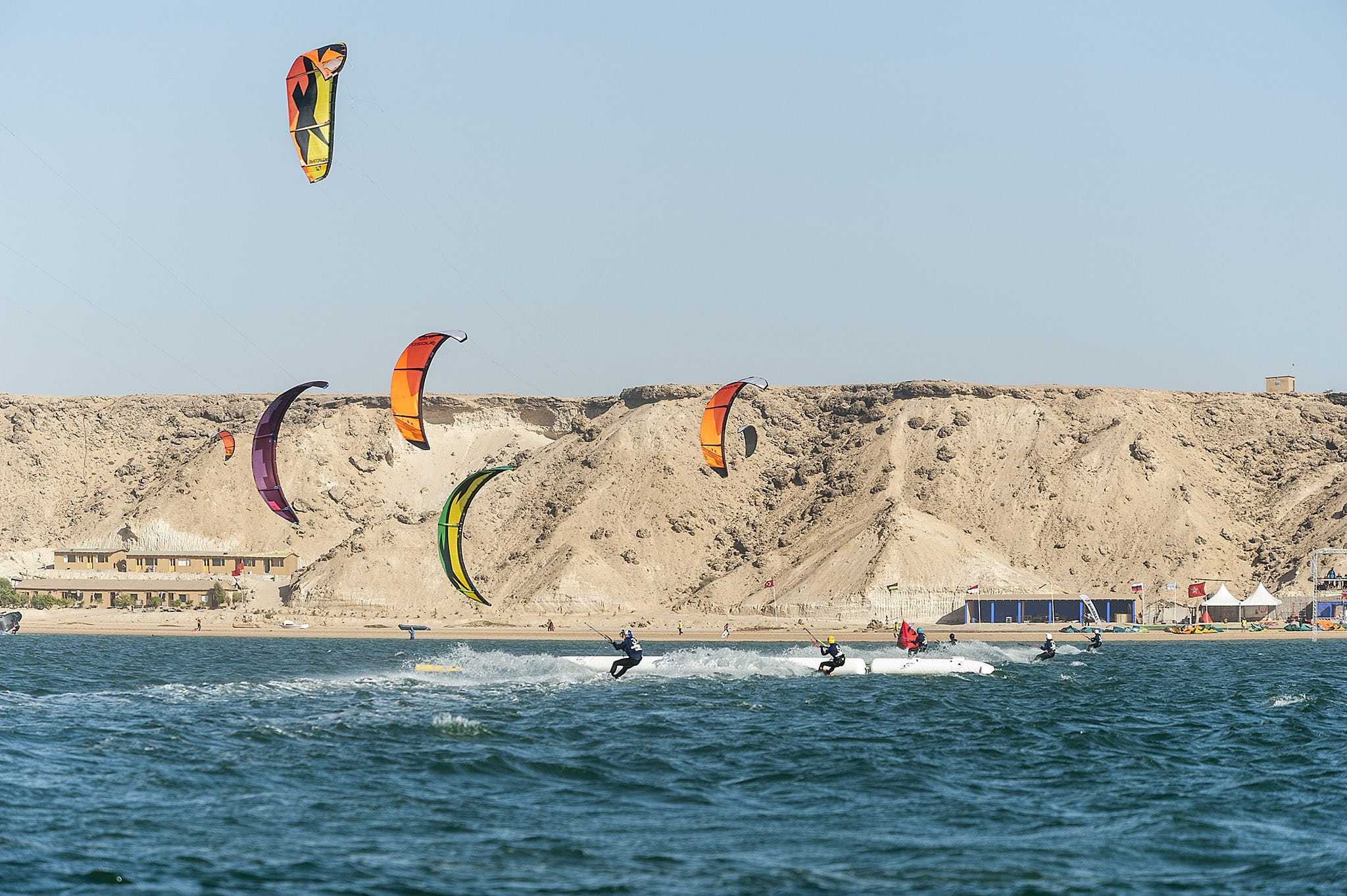 Kite surfers dans la lagune de Dakhla, Maroc