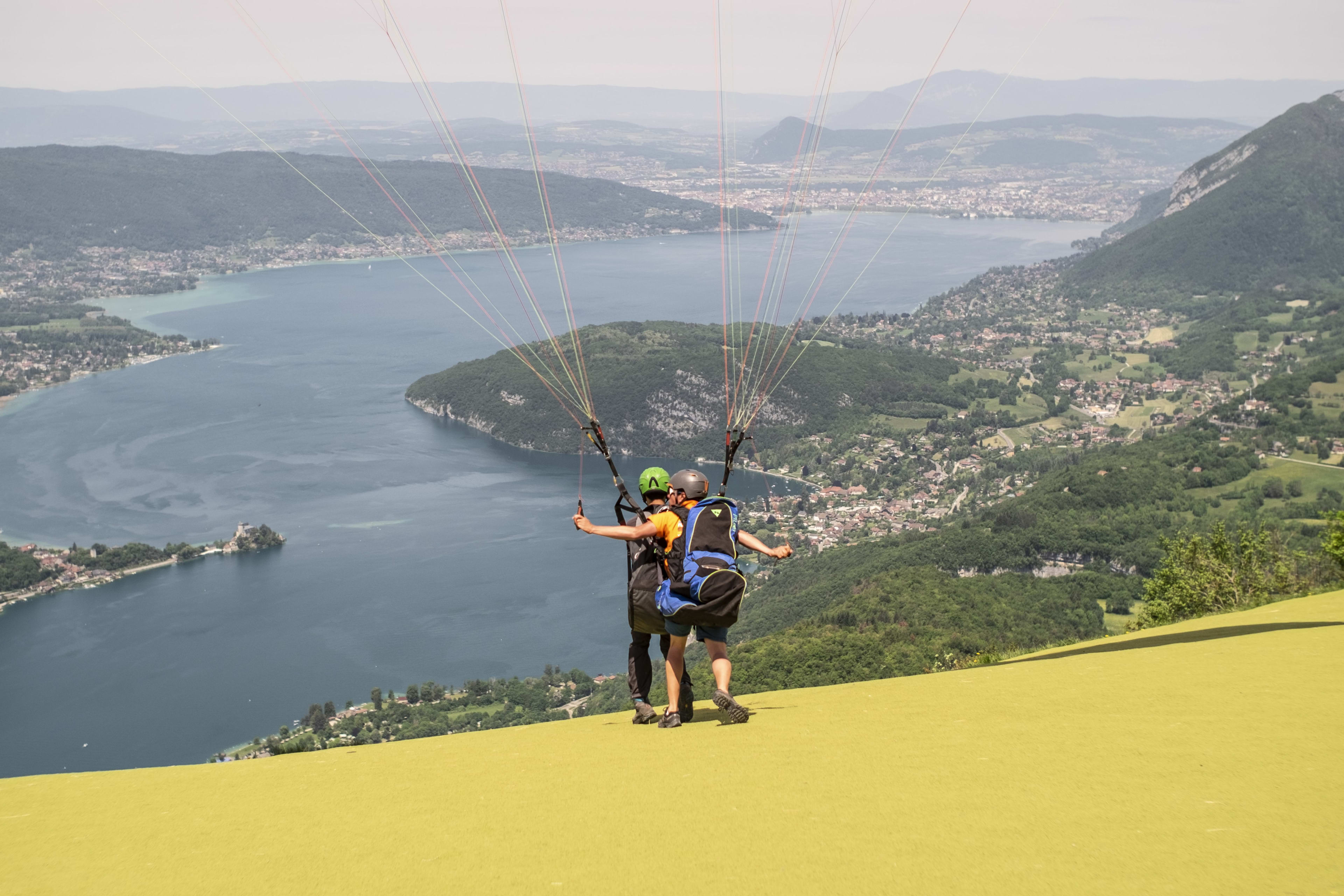 Décollage en parapente biplace au-dessus du lac d'Annecy