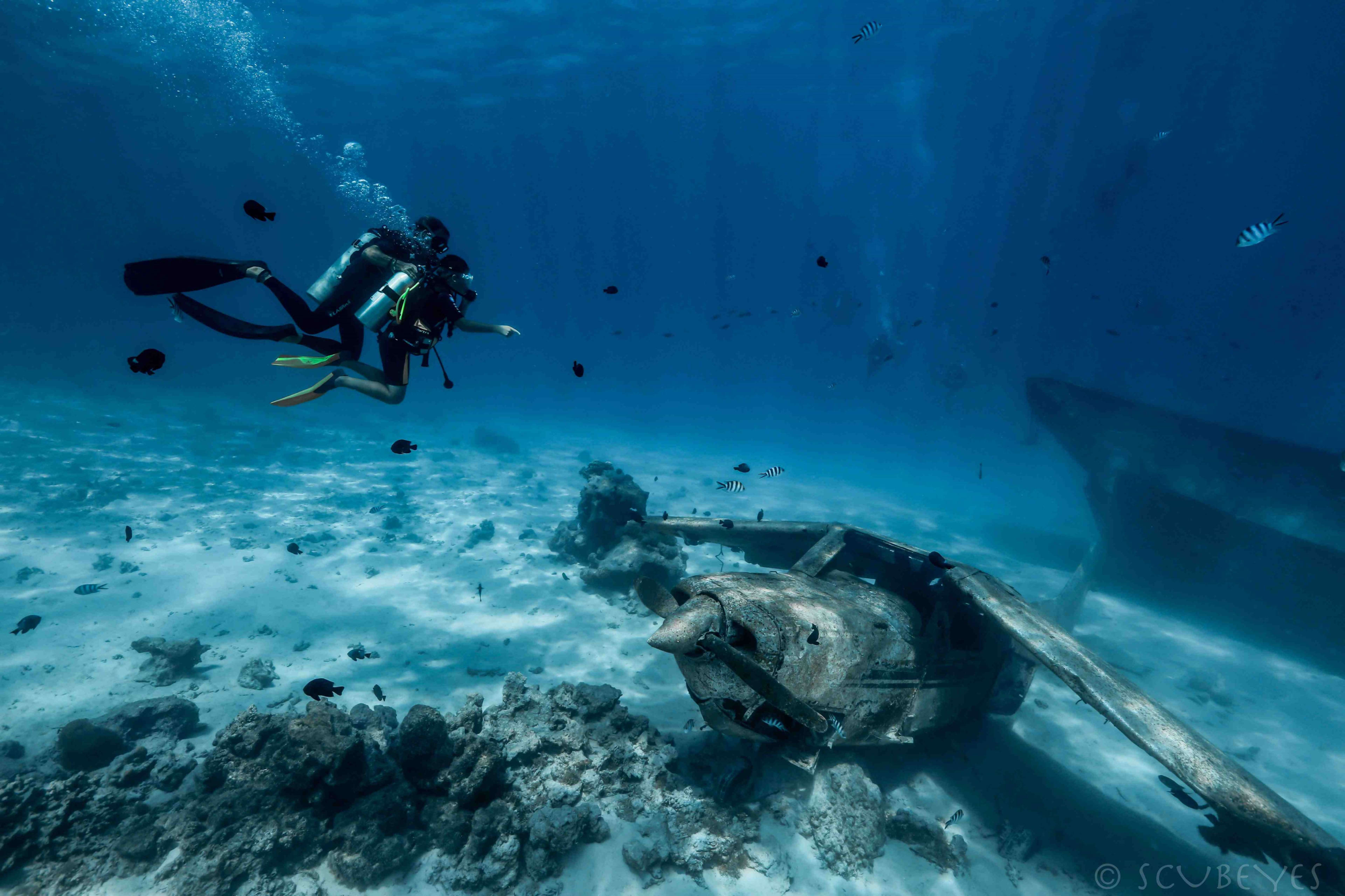 plongée vers une épave dans le lagon de Tahiti