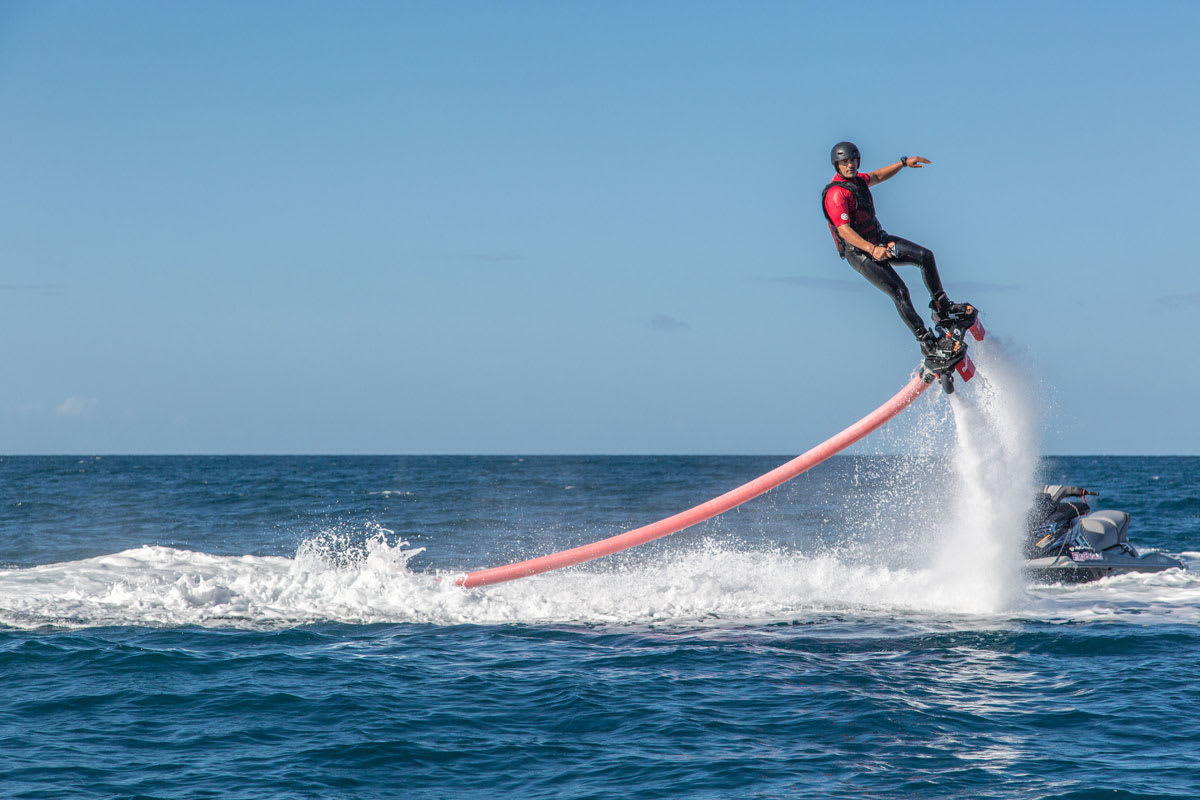 Hombre practicando flyboard en Alfi del Mar