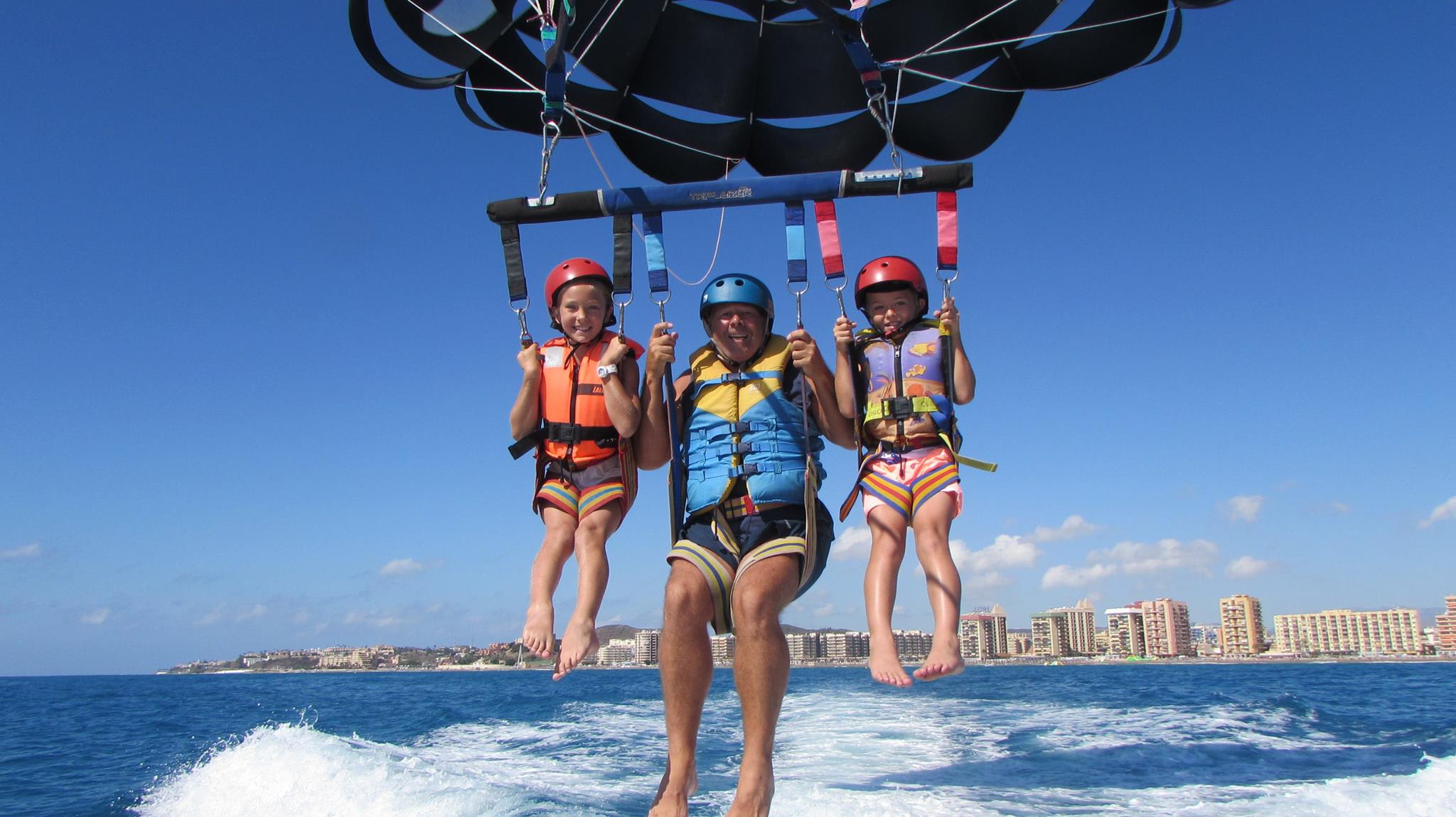 Kinder üben sich im Gleitschirmfliegen in Fuengirola