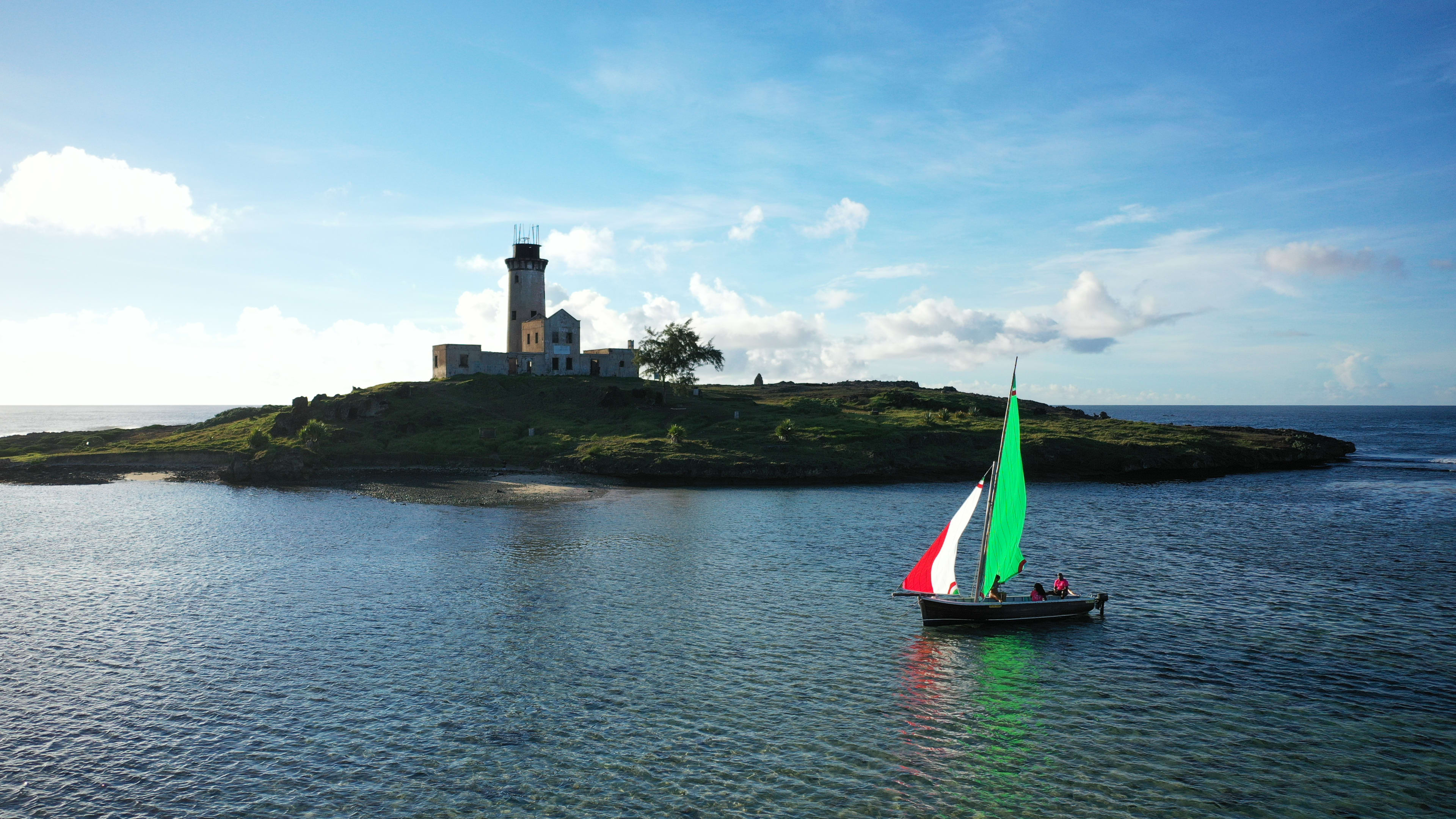 Pirogue in the Mahebourg lagoon - Ile au Phare