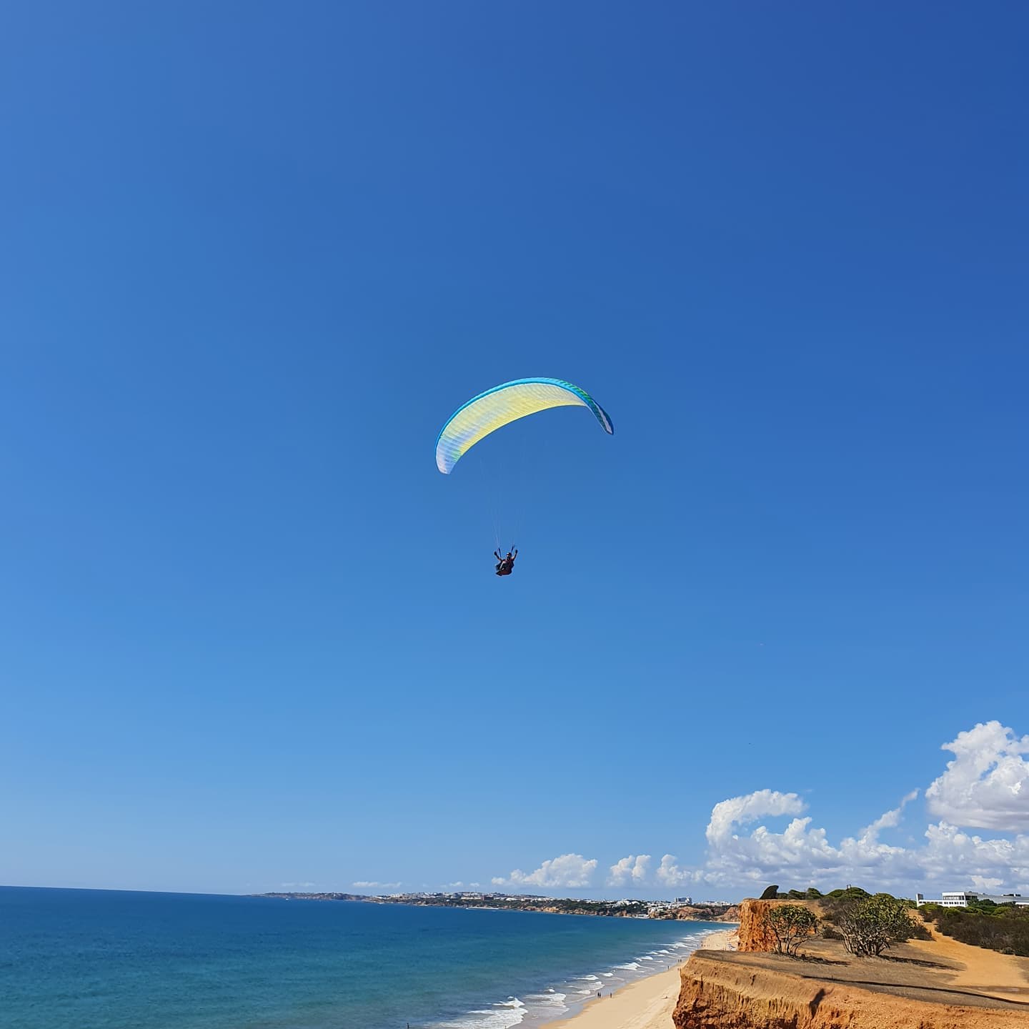 Gleitschirmfliegen über den Klippen von Albufeira