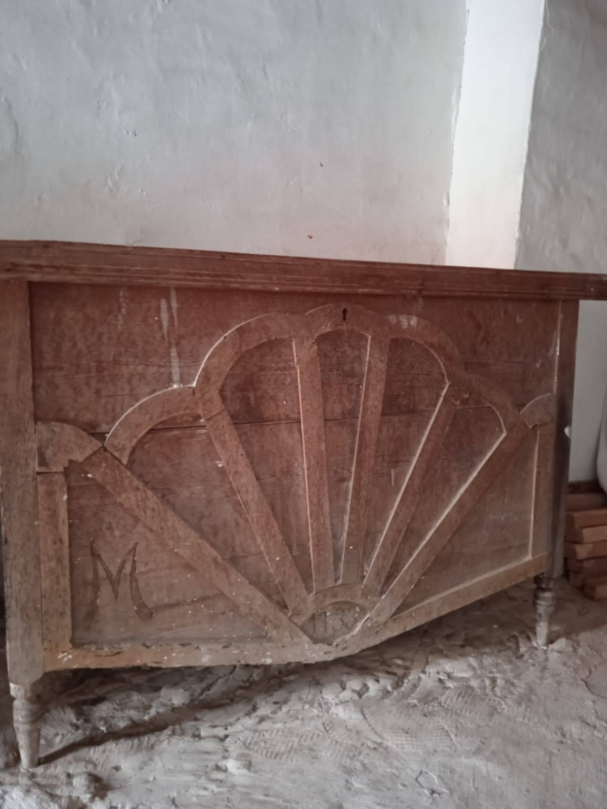 Alacena recuperada y decorada con tela de gallinero