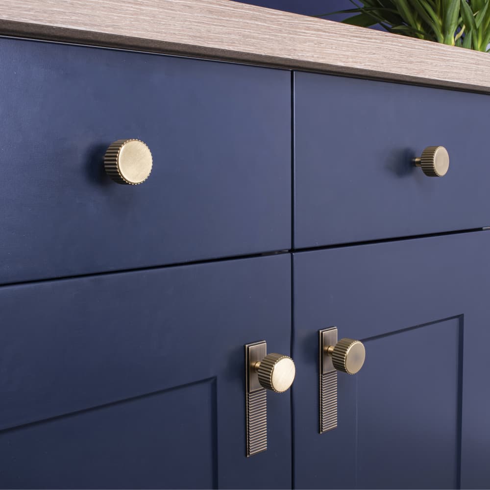 Hendel & Hendel Barrington Cabinet Knob on Backplate - 32mm Diameter - Antique Brass