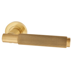Serozzetta by Carlisle Brass Satin Brass Knurled Door Handles on Round Rose - Varese Range