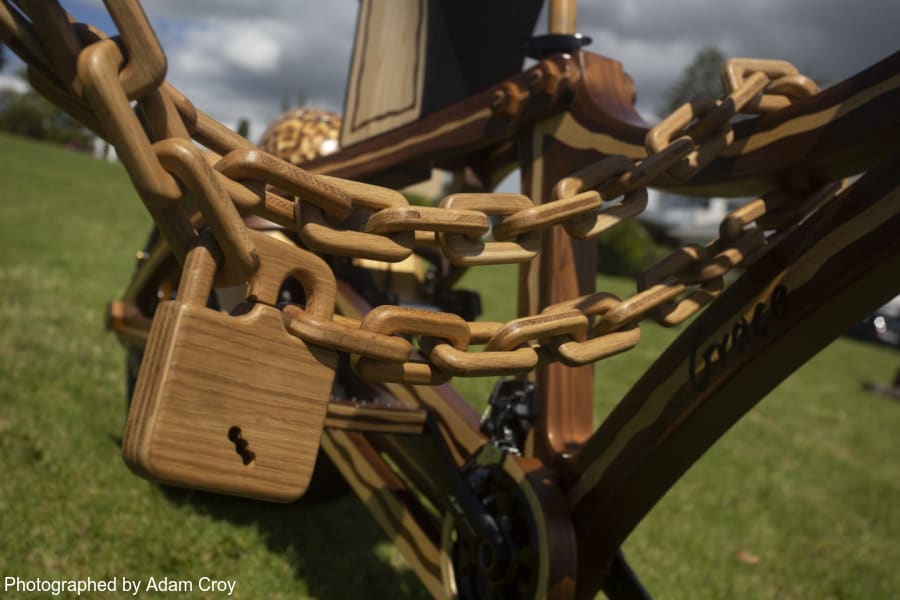 Cadena para atar bicicleta, realizada en madera