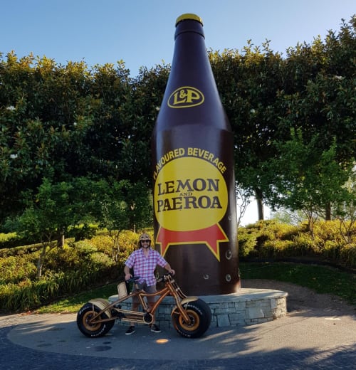 Daniel Strekier con su creación (una bicicleta hecha en madera), Paeroa, New Zealand