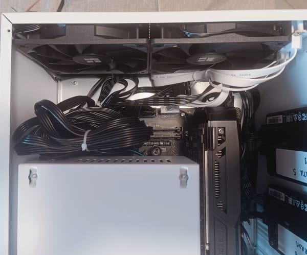 Cable management? Not with the Sagittarius 8-bay NAS Case
