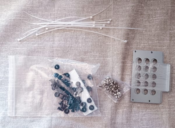 Content of the Sagittarius 8-bay NAS Case accessory box