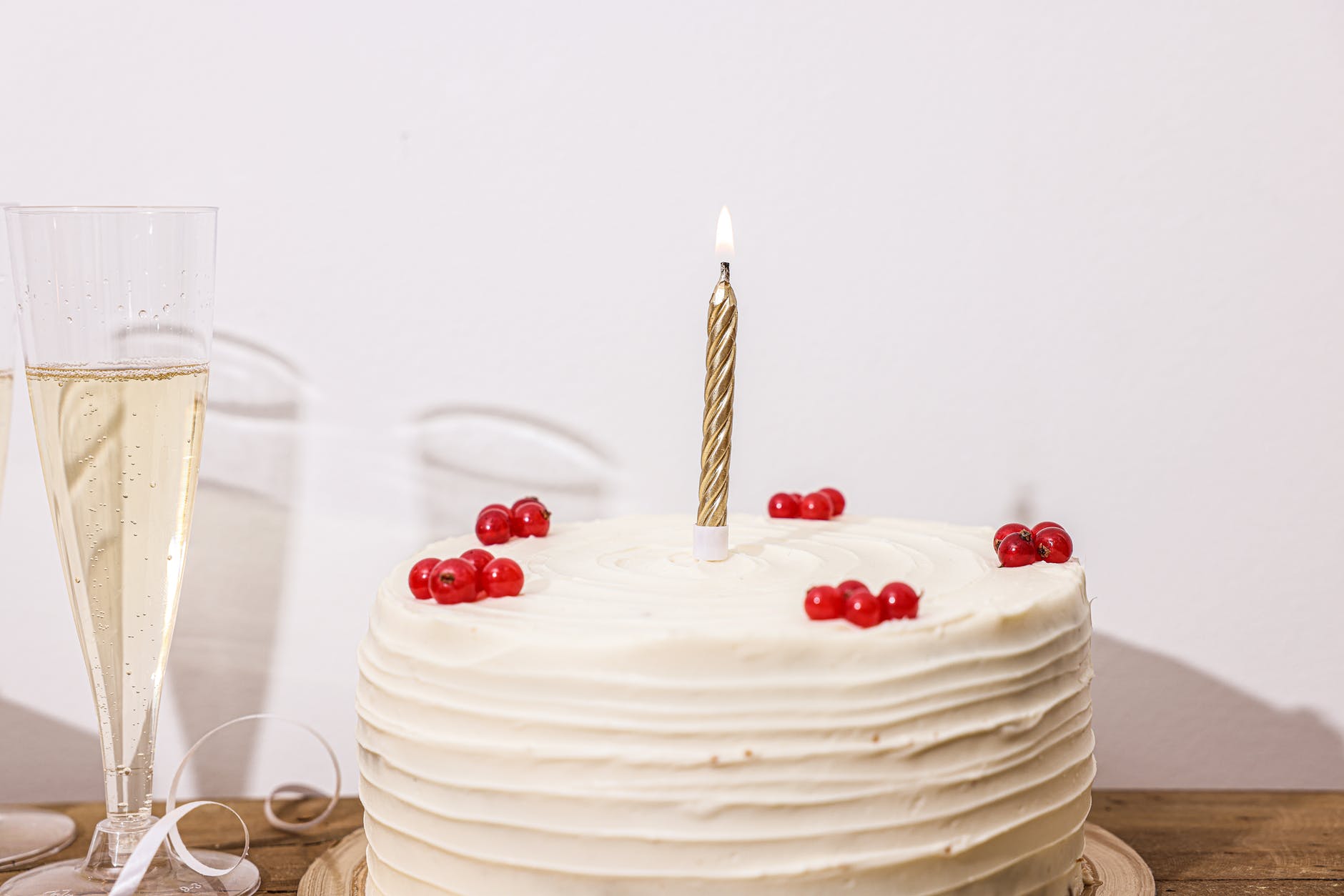 Un pastel blanco con una vela.