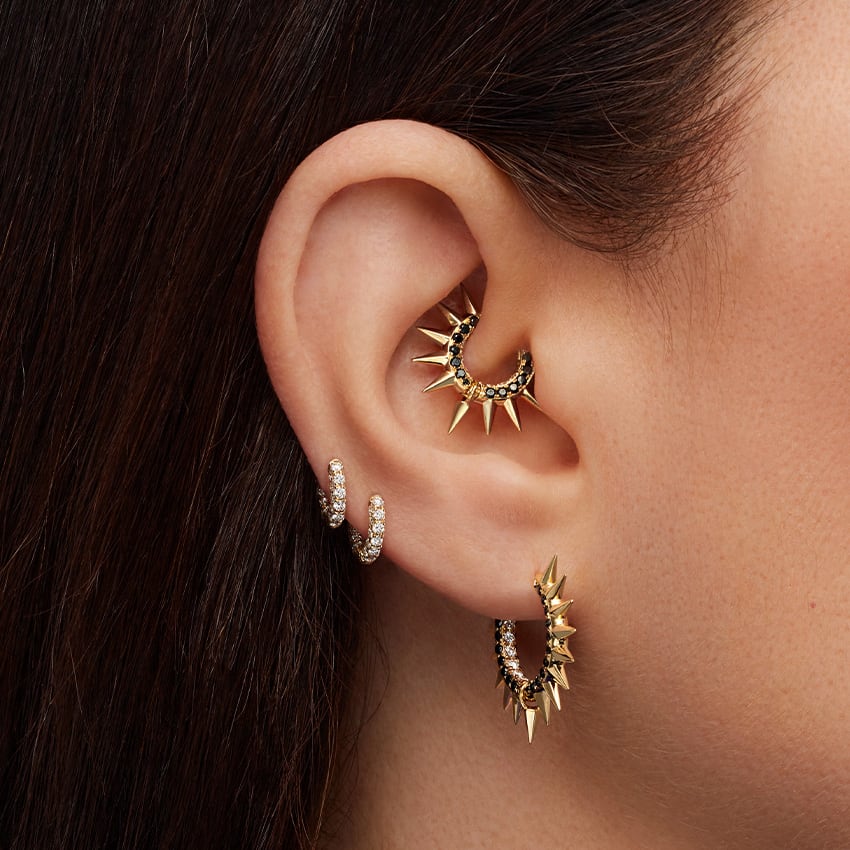 Metal Mohawk with Black and White Diamond Pavé Hoop Earring Yellow Gold 11mm