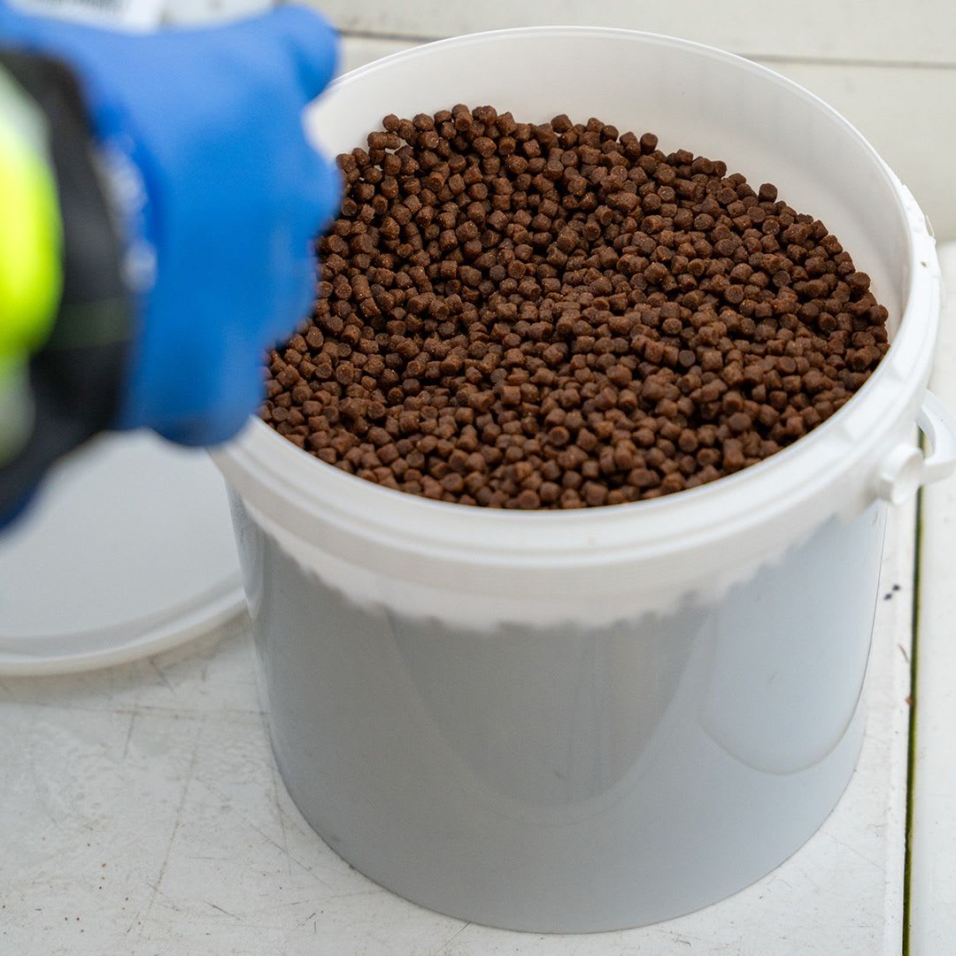 En enkel, effektiv og renslig måte å agne teiner på med pelletsagn.