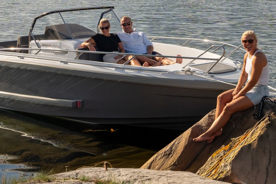 Enten du er på jakt etter en sportslig flip-up stol til aktiv kjøring, en komfortabel kapteinstol for lange turer eller en praktisk, sammenleggbar løsning, finner du et bredt utvalg hos oss. Vi tilbyr båtstoler i slitesterke og UV-bestandige materialer, med god sidestøtte og gjennomtenkte detaljer.