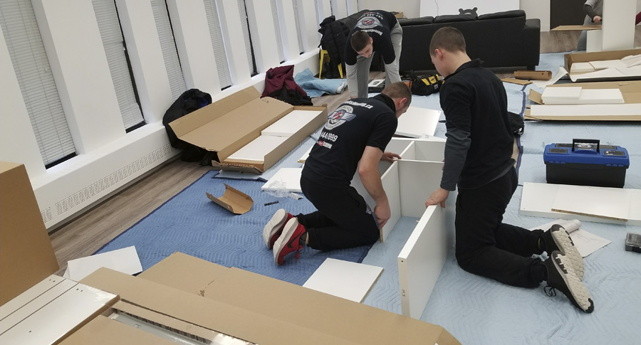 Другая сборка. Movers Furniture перевести.. Moving Companies disassemble Furniture. Movers assemble Furniture. Moving and assembling Furniture.