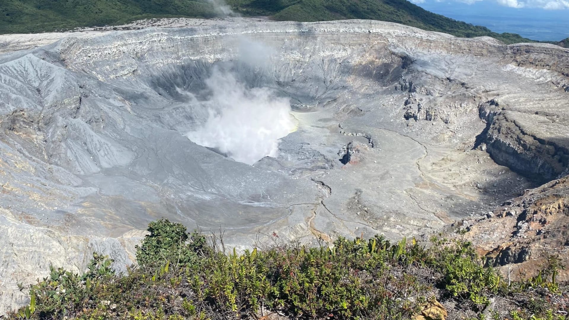 Spektakulärer Ausblick auf den dampfenden Vulkankrater des Poás mit grünlichem See