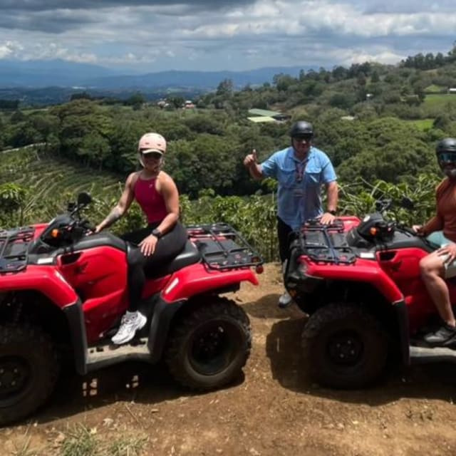 Visiteurs contemplant la lagune fumante dans le cratère principal du Poás