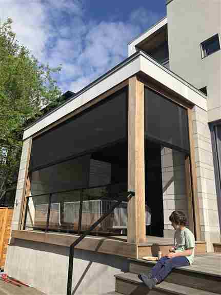 VENTOSOL stands for modern and solid shading for facades and has a wide range of uses. The SIR System (Soft Integrated Retaining System), which works like a zip, guarantees maximum stability of the internal fabric guidance system. VENTOSOL awnings withsta