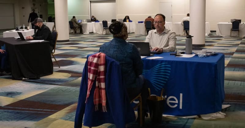 US Jobless Claims Unexpectedly Dip for First Time in Three Weeks