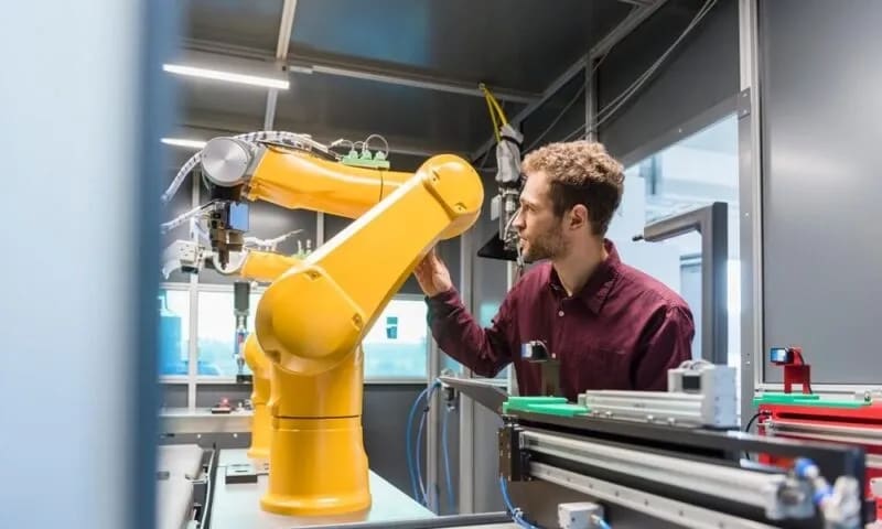 What are the Advantages of a Case Erector with Robotic Arm Movement?