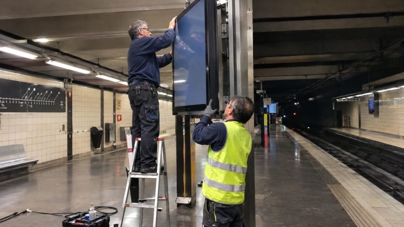 Barcelona metro fits 770 new screens on existing mounts