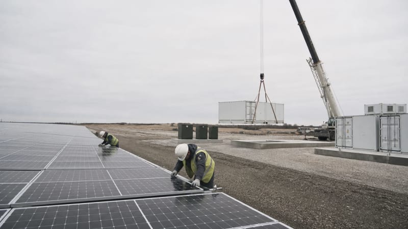 Utility-scale solar and batteries made up most new U.S. power plant builds in early 2026, and that shifts how operators should buy capacity