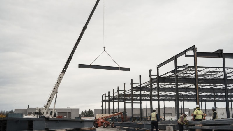 Warehouse construction is rebounding, robot imports are restricted, and freight costs keep climbing: the operational signals shaping mid-2026