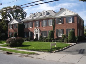 88 Field Point Rd, Greenwich, CT 06830