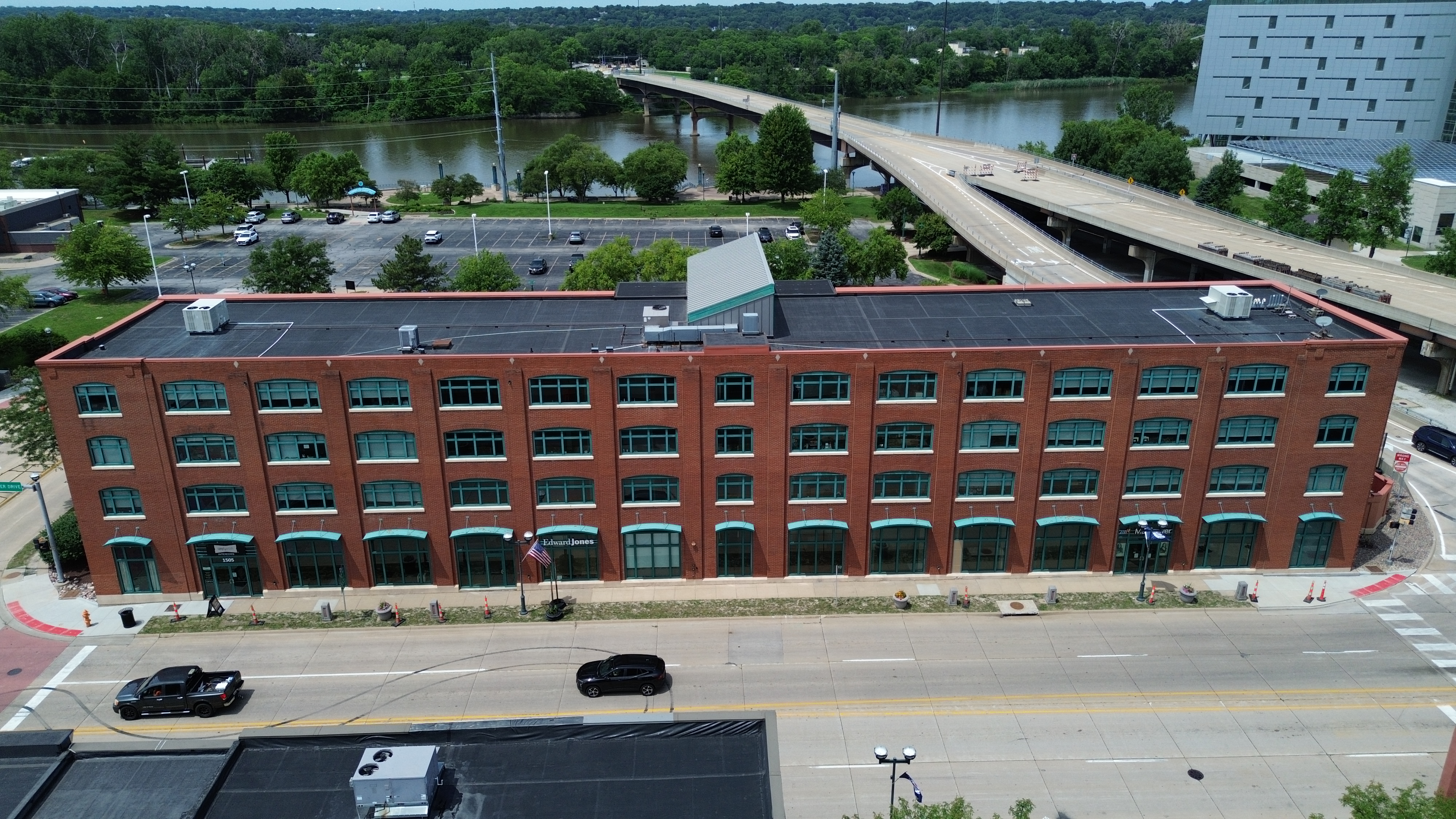 1501 River Dr — Lease in Moline, IL, photo 1 of 8