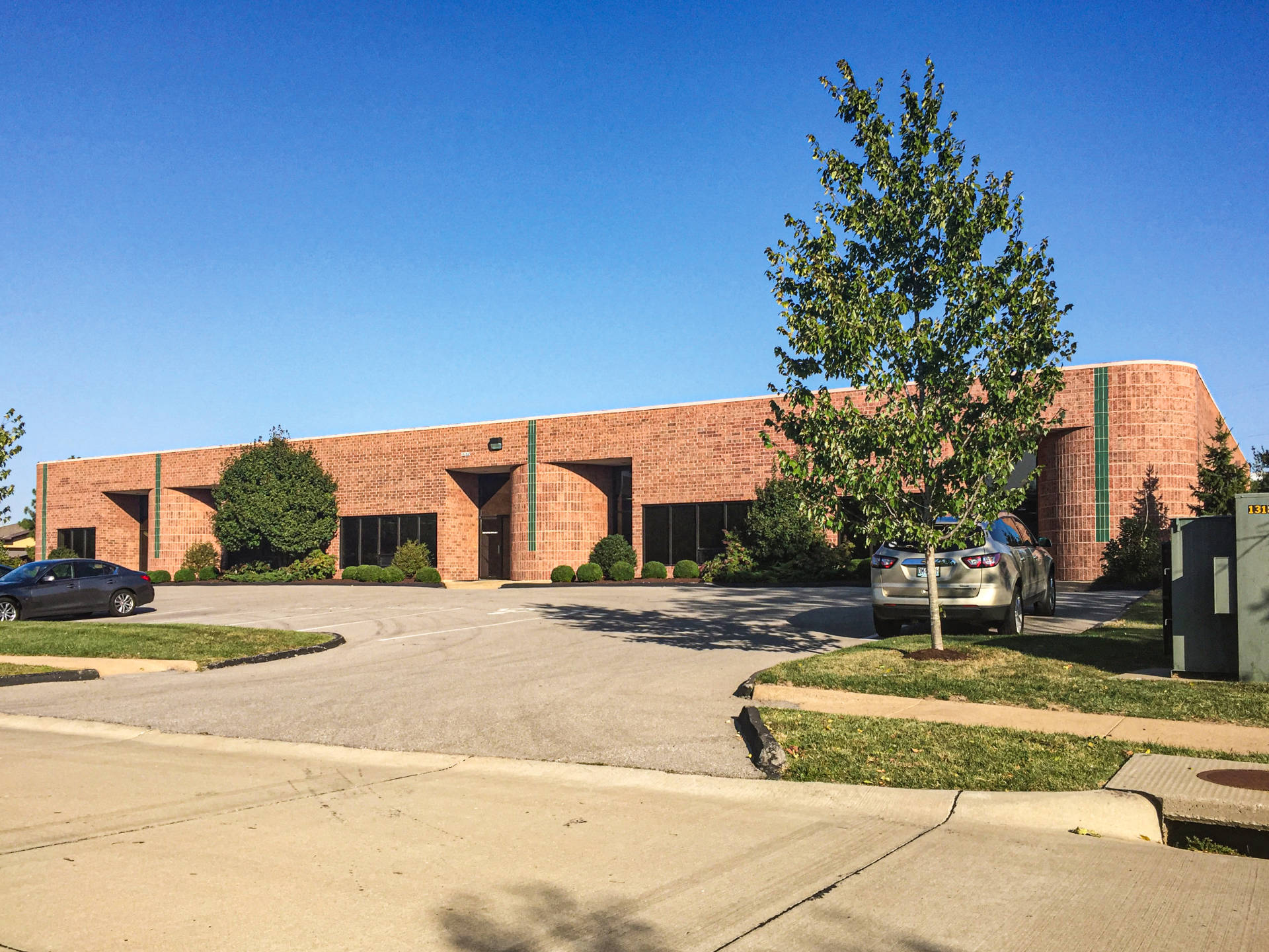 12123-12127 Bridgeton Square