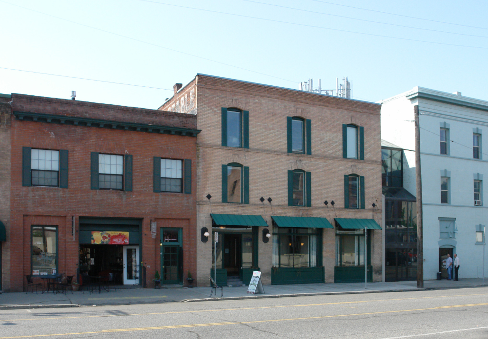 921 W Broadway Ave