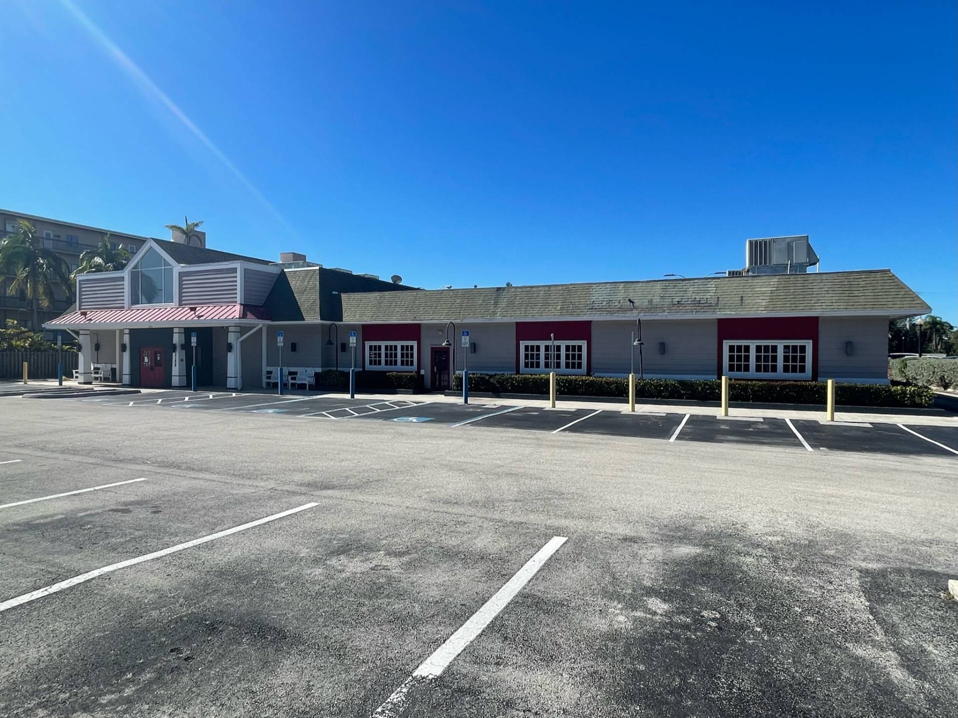 2355 Tamiami Trl N