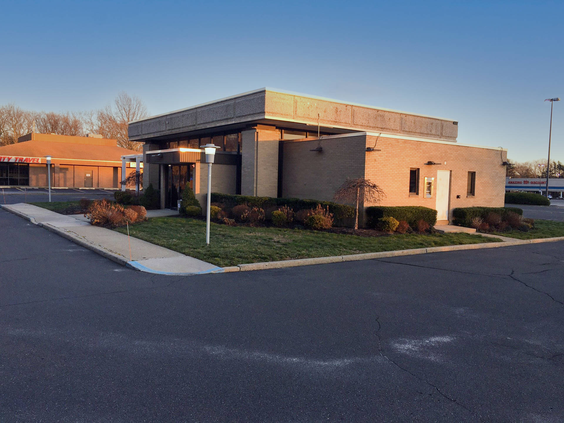 655 Old Country Rd