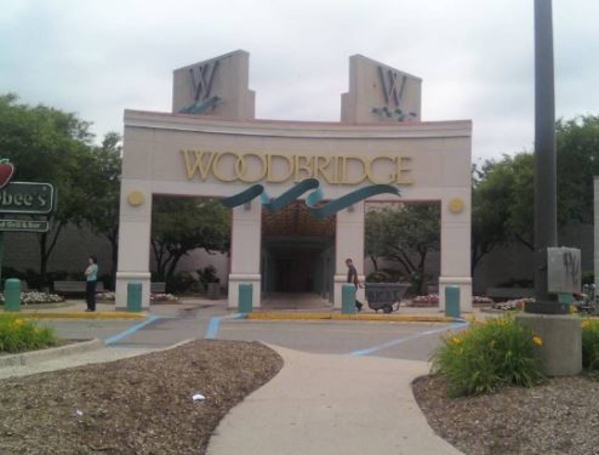 250 Woodbridge Center Dr