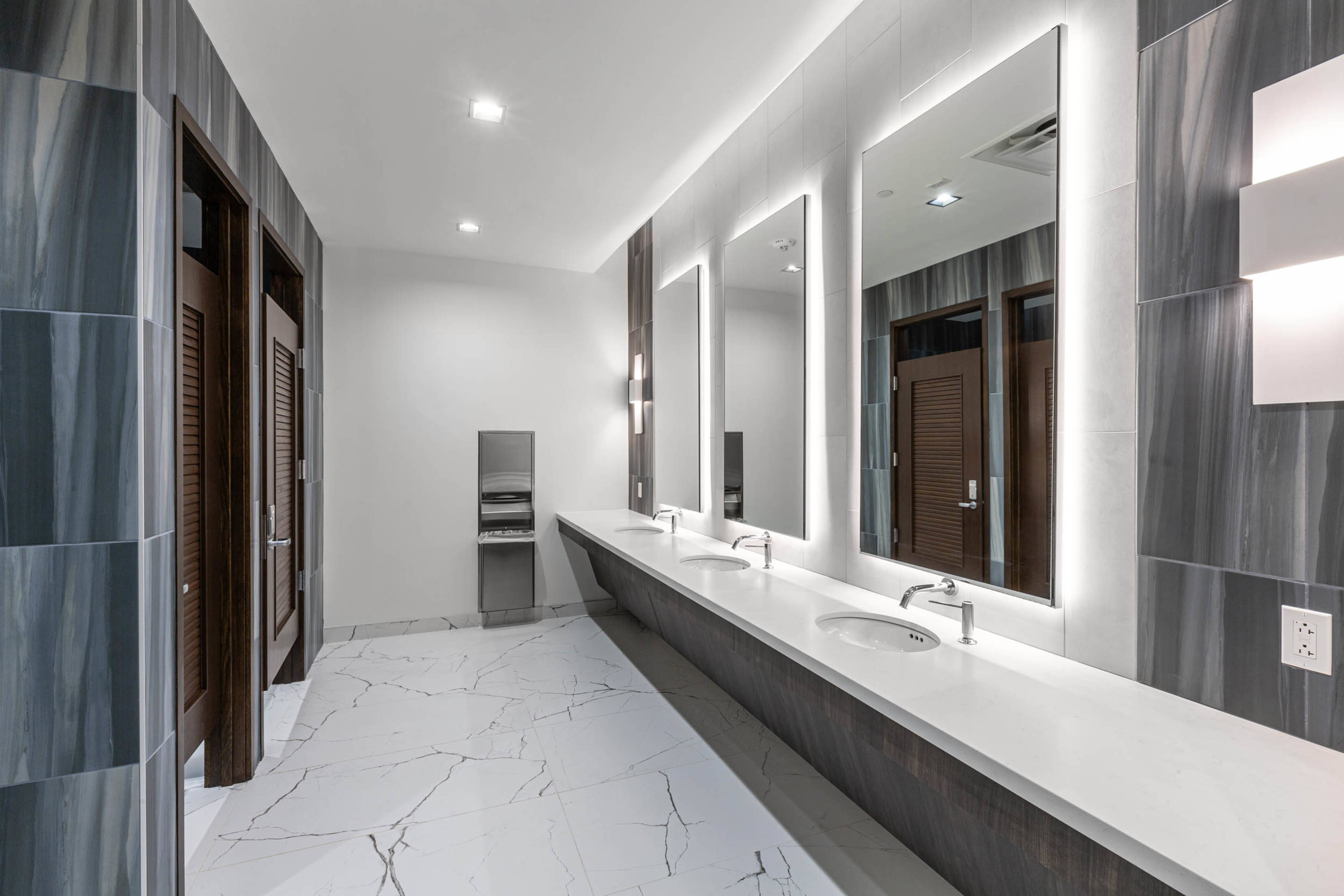 Lakeside International Office Center, 777 International Pkwy JLL