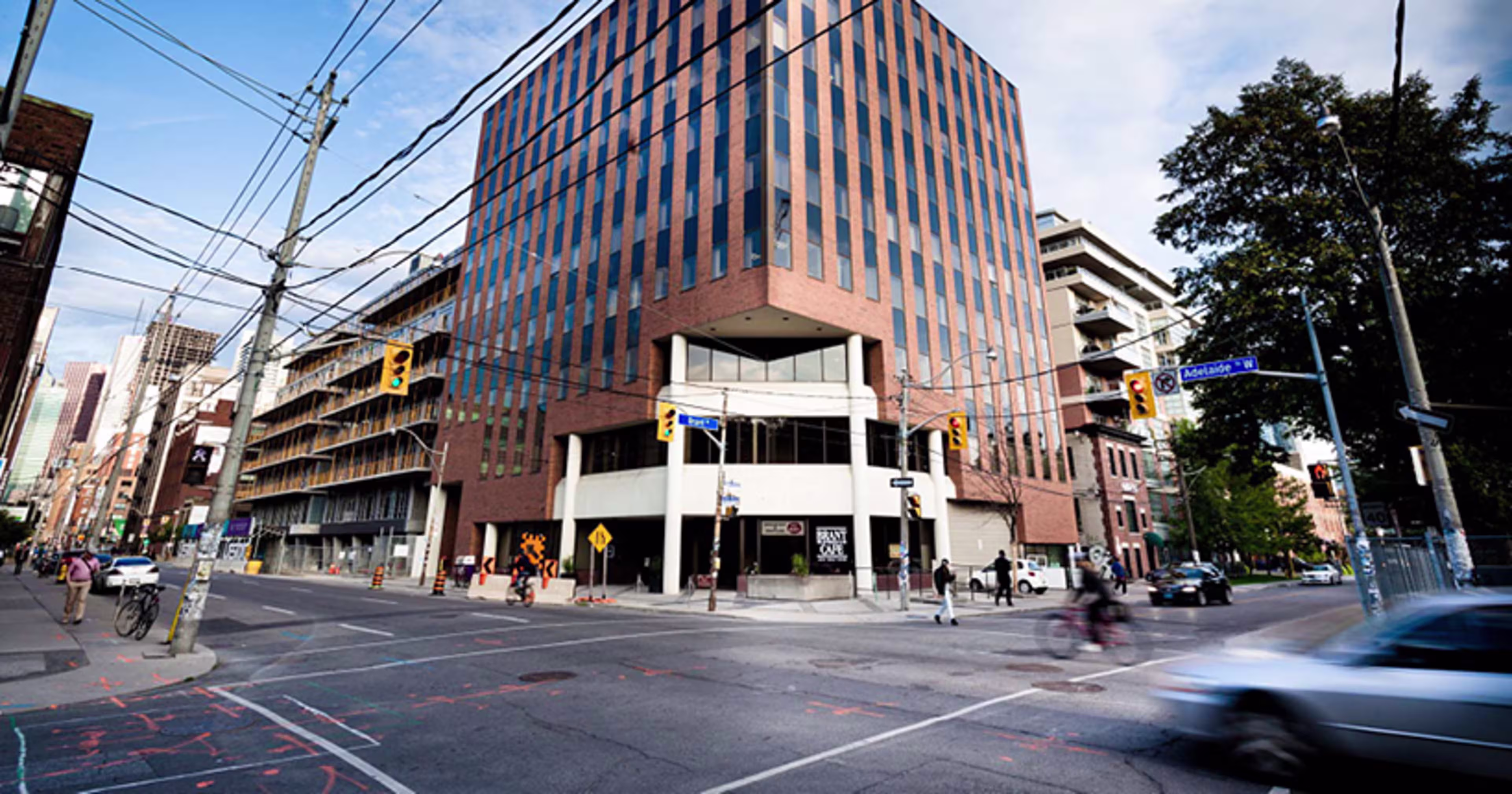 425 Adelaide Street W