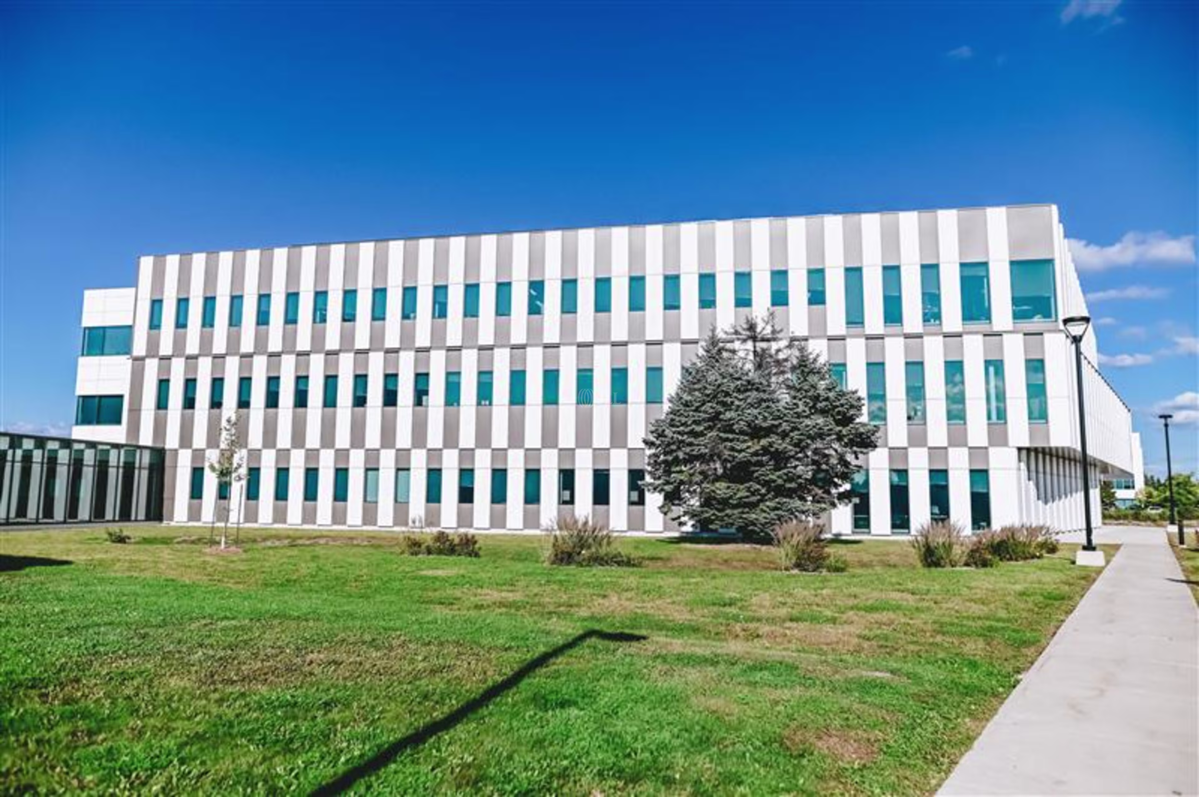 7171 Frederick-Banting Street