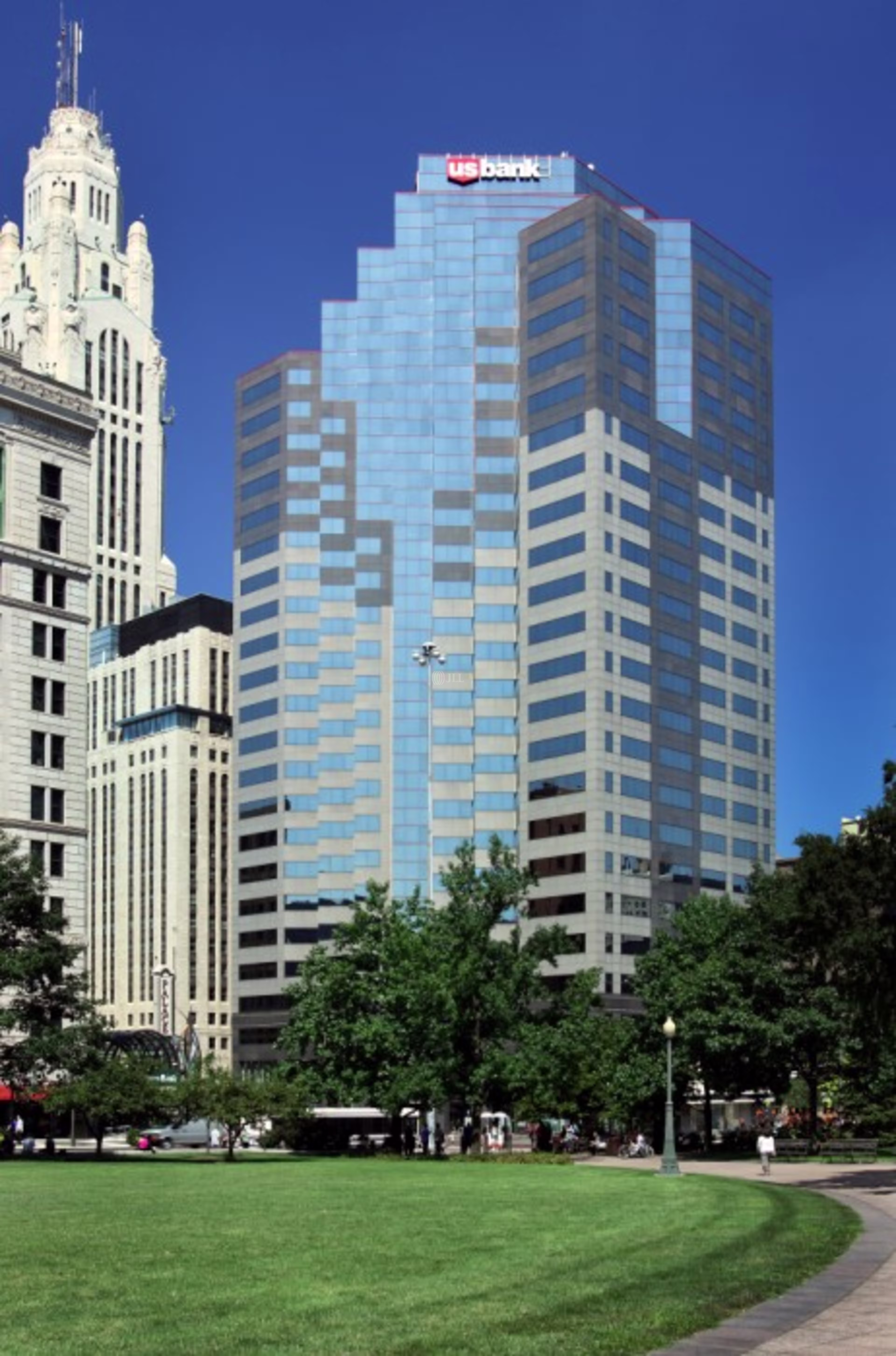 10 W Broad St
