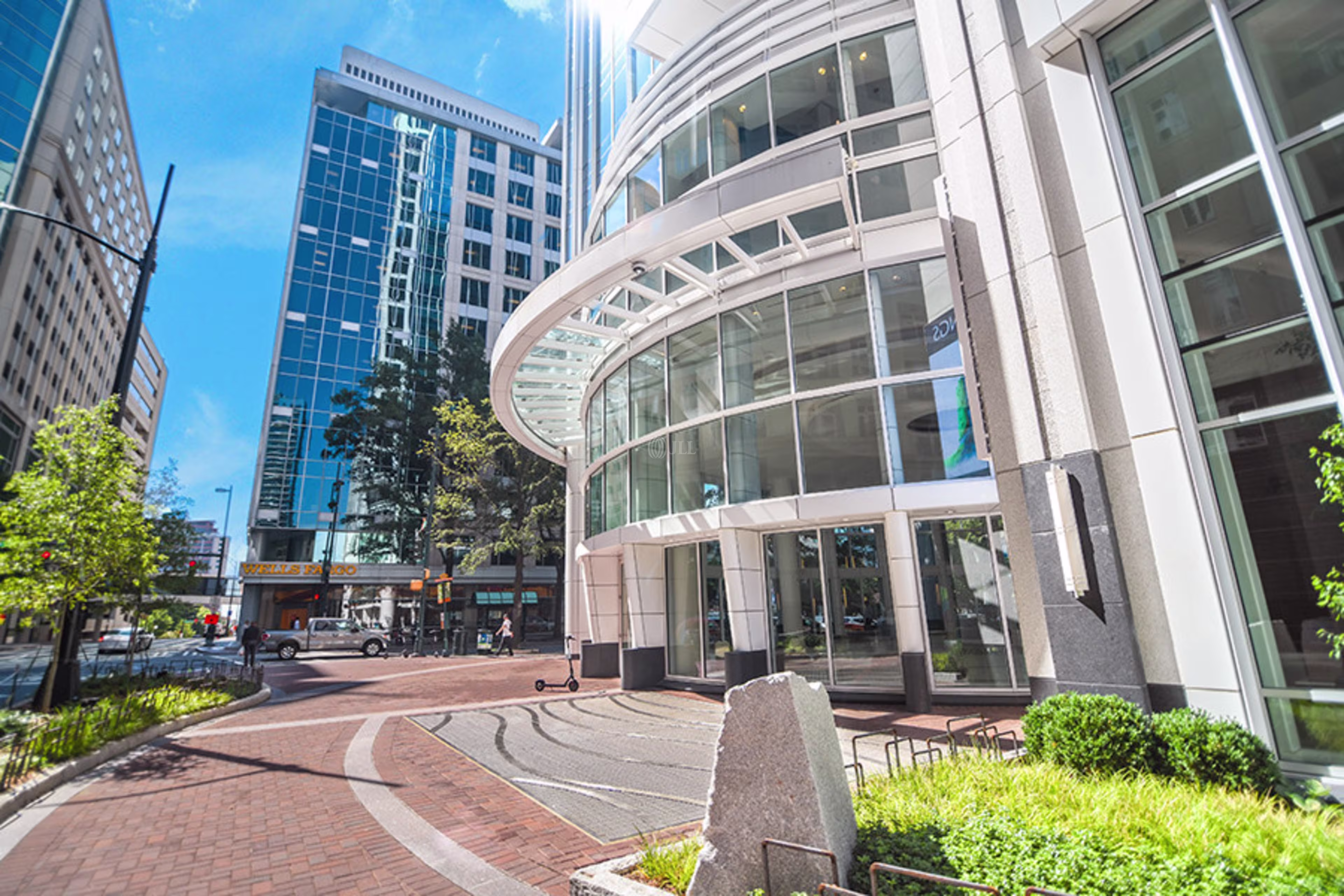 300 S Tryon St