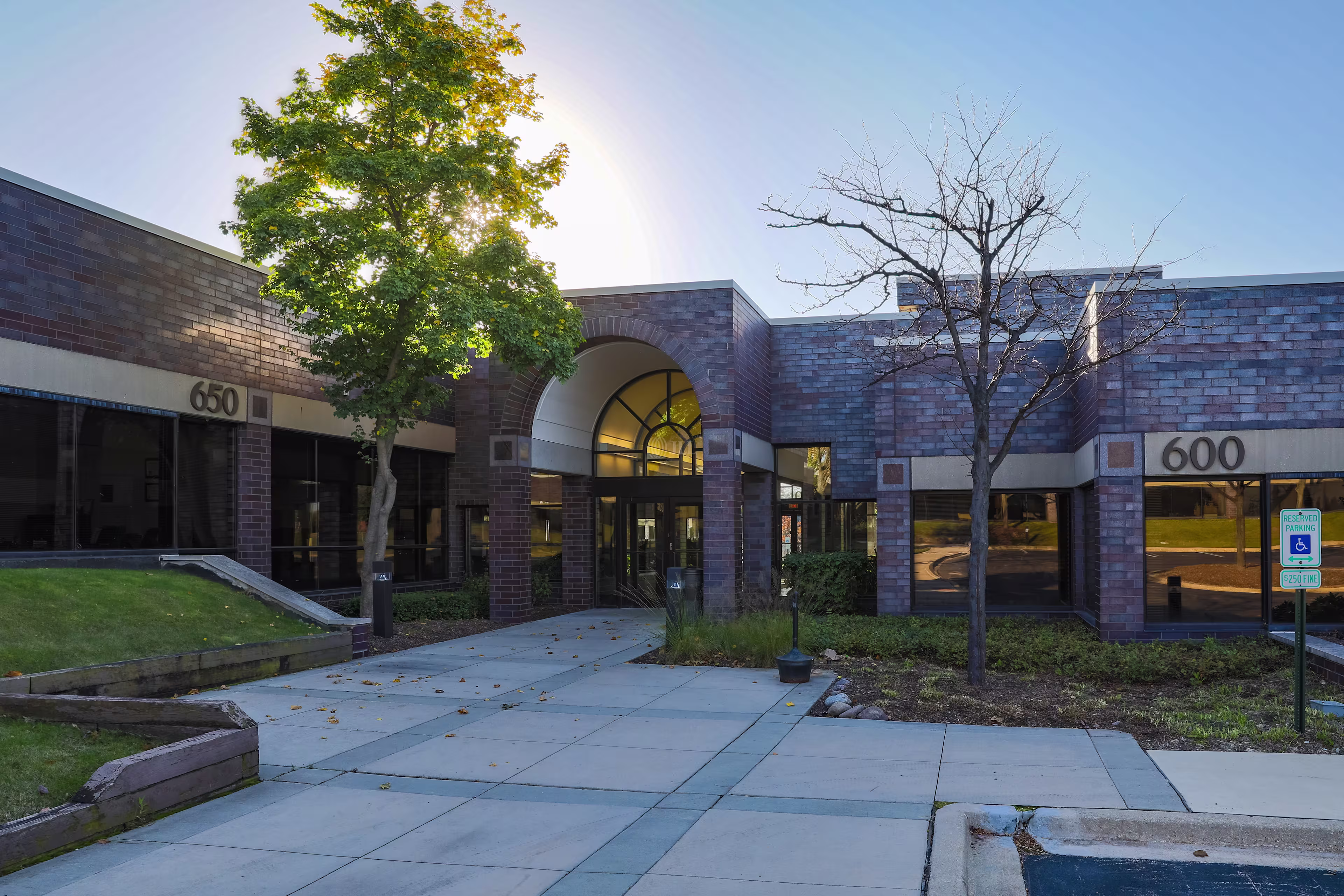 550-700 E Diehl Rd