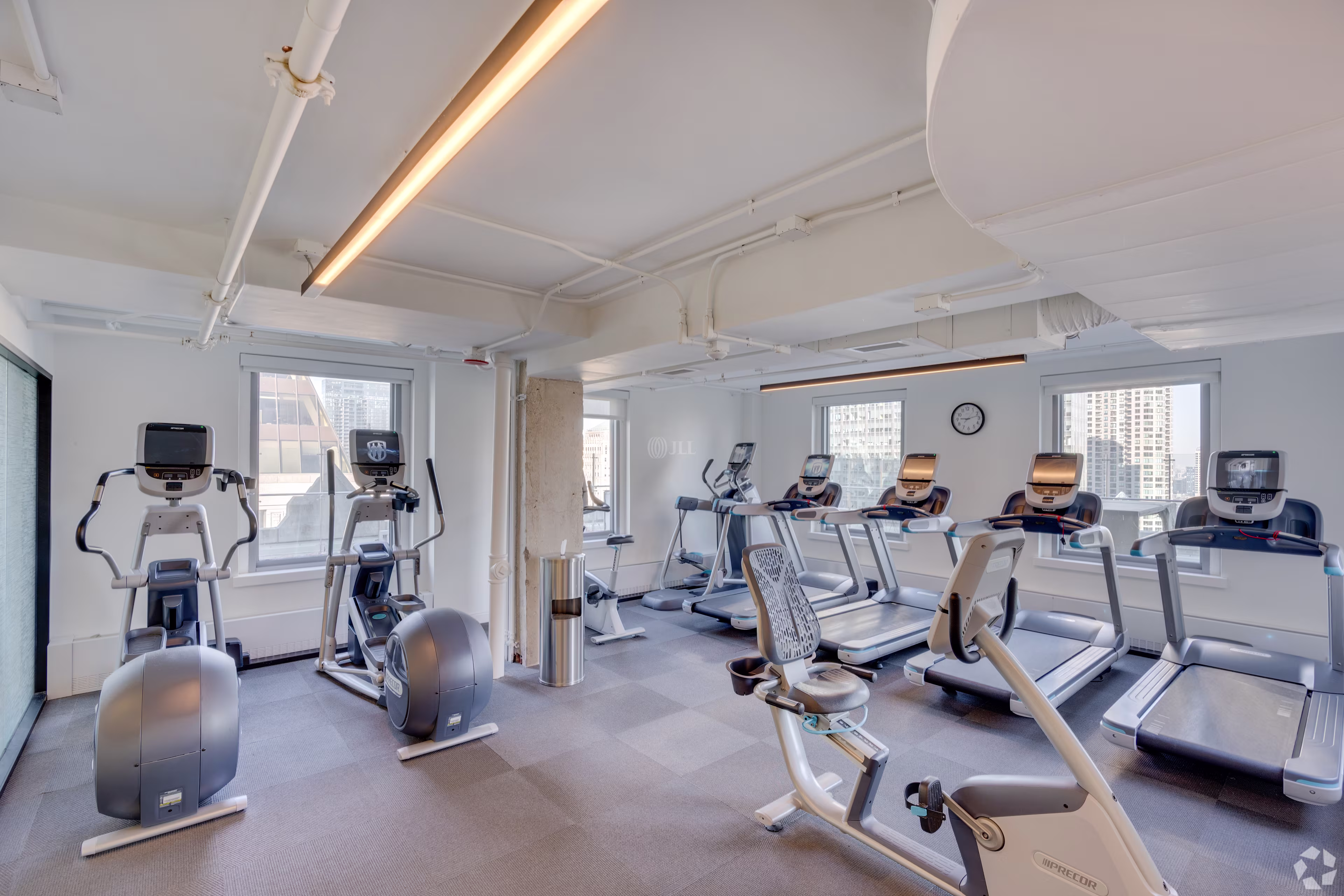 121 W Wacker Dr