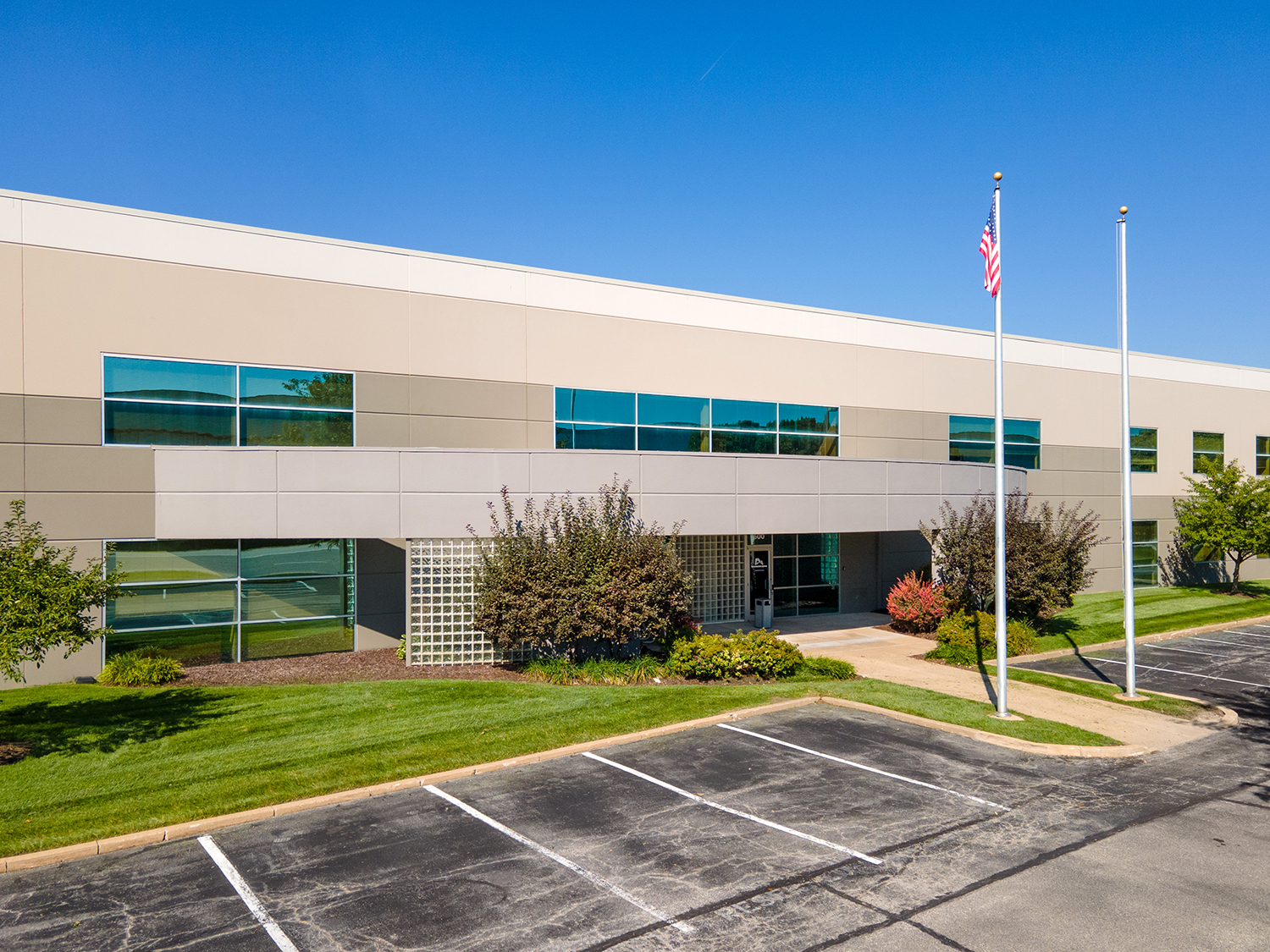 13600 Shoreline Dr — Lease in Earth City, MO, photo 1 of 8