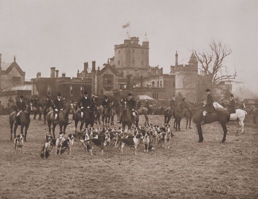 The Dumfriesshire Foxhounds at Hoddam Castle, 1908